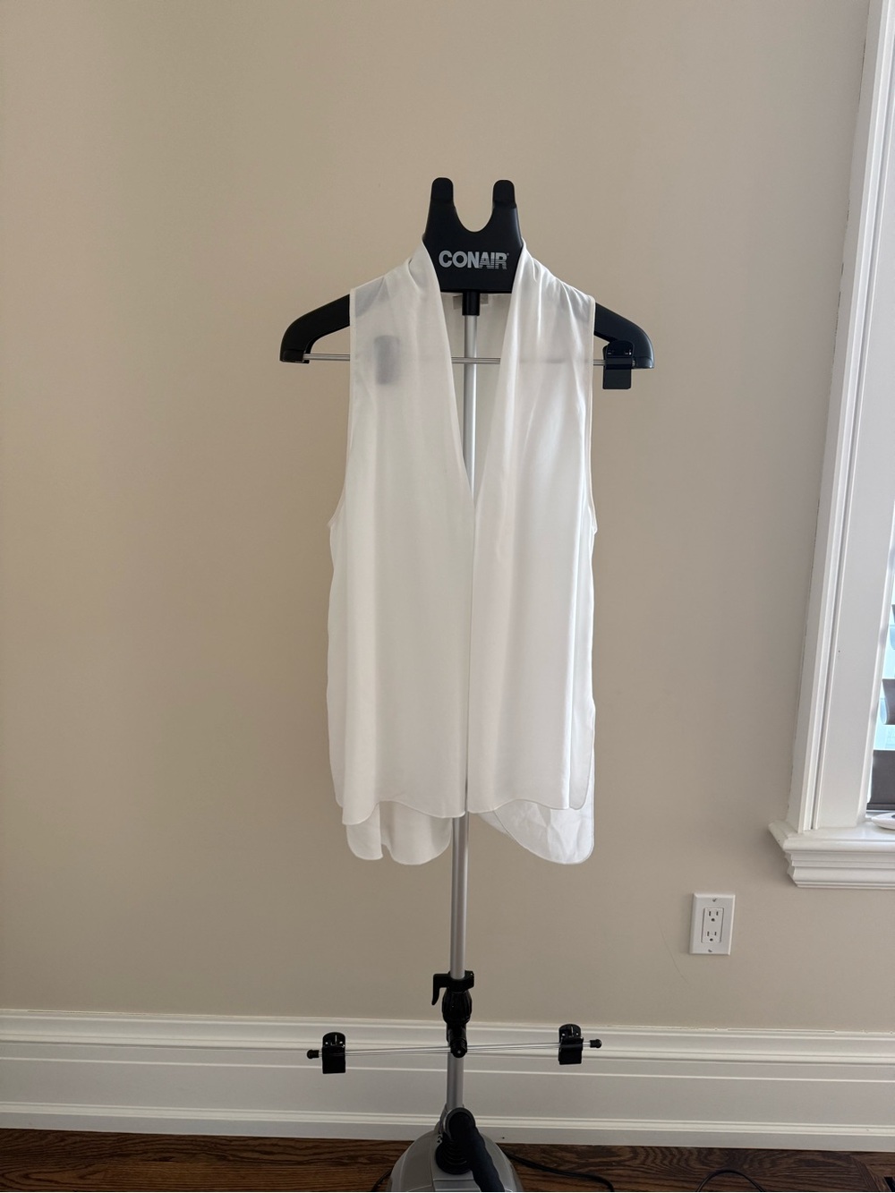 Wilfred saffron Sleeveless White V-Neck Blouse
